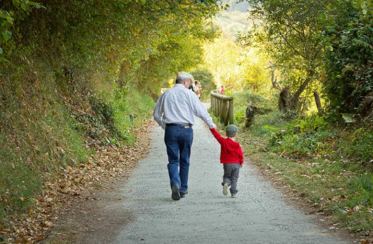Los paseos frecuentes pueden ayudar a las personas con Alzheimer en una fase temprana según recientes estudios de ancianos