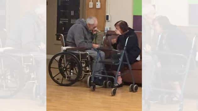 Una pareja de ancianos se reencuentra