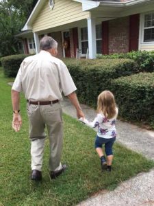 La bonita historia de una niña de 4 años y un anciano de 82 10