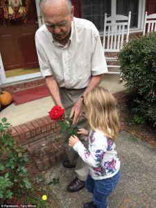 La bonita historia de una niña de 4 años y un anciano de 82 7