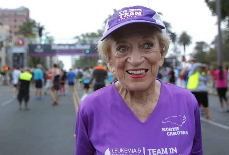 Una mujer de 92 años acaba un maratón