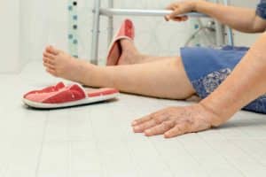 Por qué las personas mayores se caen