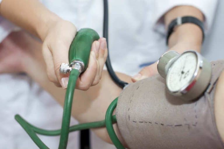 La presión arterial alta puede no ser mala en los ancianos
