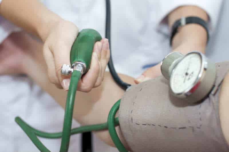 La presión arterial alta puede no ser mala en los ancianos