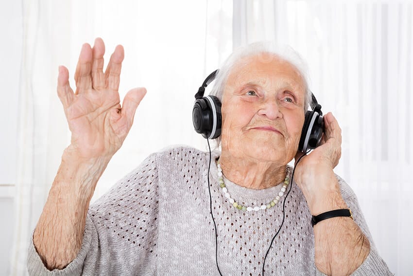 mujer mayor escuchando musica